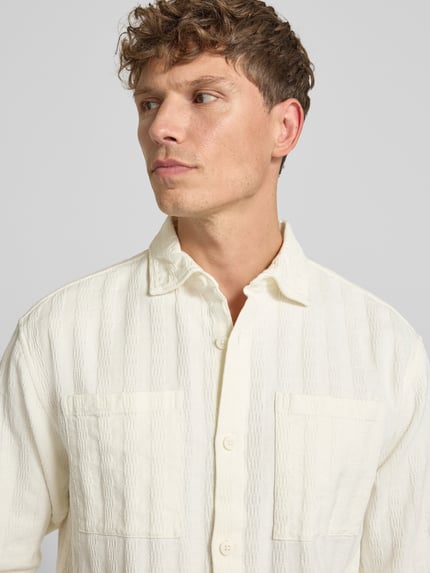 Männermodel trägt Regular Fit Freizeithemd mit Kentkragen und Brusttaschen von Jake*s, Reine Baumwolle, Strukturmuster, Nahaufnahme Oberkörper. Rückenlänge bei Größe M: 71 cm, Schulterbreite bei Größe M: 47 cm, Ärmellänge bei Größe M: 65 cm.