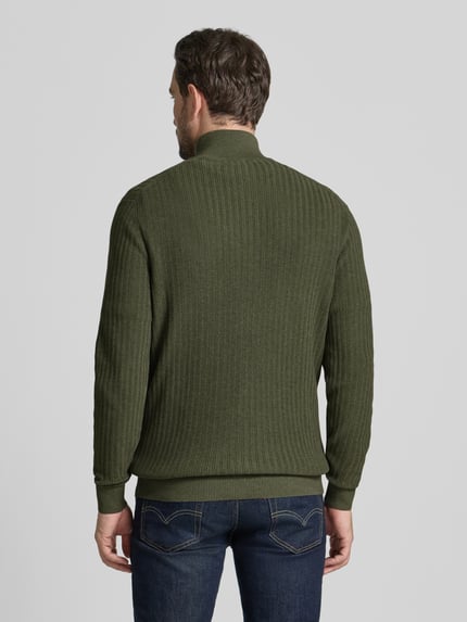 Männermodel draagt Strickpullover mit gerippten Abschlüssen van Christian Berg Men in olijfgroen, katoen, rechte pasvorm, rugaanzicht, Ganzkörperansicht Rückansicht.