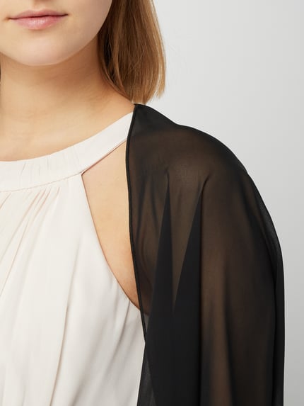 Frauenmodel trägt Stola aus Chiffon mit Knopfverschluss von Vera Mont, schwarzer fließender Stoff, Nahaufnahme Oberkörper.