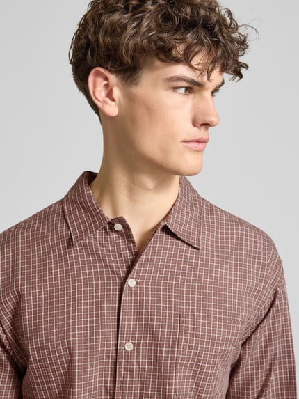 Männermodel trägt Regular Fit Freizeithemd mit Kentkragen von Jack & Jones aus reiner Bio-Baumwolle, Modell AUSTIN, Nahaufnahme Oberkörper.