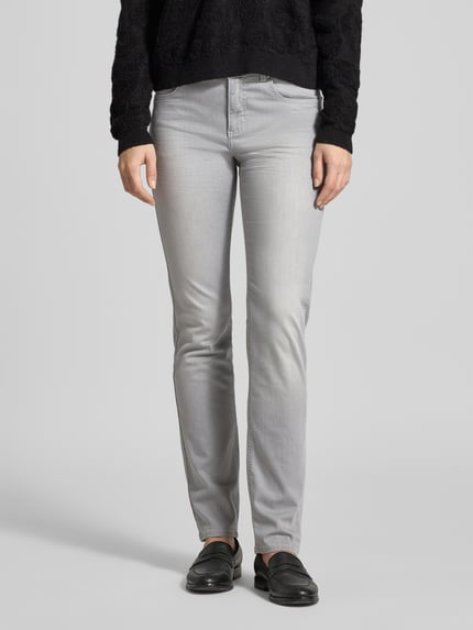 Modelka nosi Slim Fit Jeans im 5-Pocket-Design Modell 'CICI' od Angels, szary denim, bawełna z elastanem, krój slim fit, przód, zbliżenie na nogi.