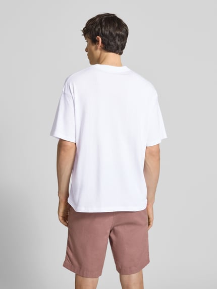 Männermodel trägt T-Shirt mit Label-Print und Rundhalsausschnitt von Jack & Jones, Reine Baumwolle, Regular-Fit, Rückenlänge 68 cm, Ganzkörperansicht Rückansicht.