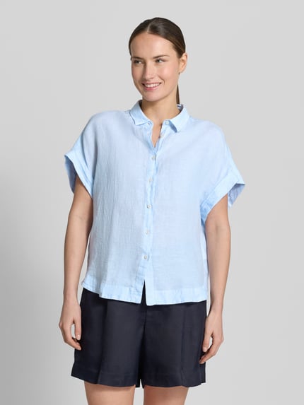 Vrouwenmodel draagt lichtblauwe linnen blouse met knoopsluiting, overhemdkraag en omslagmouwen model 'DOLLY' van 0039 Italy, regular fit, ruglengte maat S 64 cm, zuiver linnen. Ganzkörperansicht van voren.