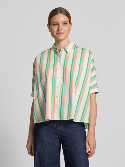 Frauenmodel trägt Relaxed Fit Bluse im Allover-Look von Emily Van den Bergh aus reiner Baumwolle mit farbigen Streifen, Knopfleiste und Hemdblusenkragen, Ganzkörperansicht von vorne.