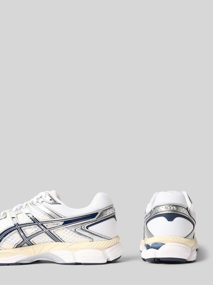 Productfoto, Sneaker met contraststrepen Model 'GEL-CUMULUS' van ASICS TIGER, afgerond model, vetersluiting, hakhoogte maat 44: 4 cm, schachthoogte maat 44: 7 cm, schachtbreedte maat 44: 9 cm, wit met donkerblauw, textuur van mesh en glad leer
