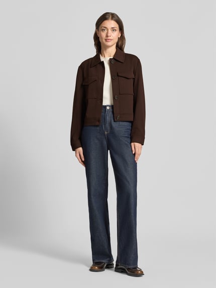 Vrouwenmodel draagt Regular Fit Hemdjacke met Viskose-Anteil van s.Oliver RED LABEL, donkerbruin, rechte vormen, stevige textuur, volledige lichaamsweergave van voren.