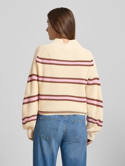 Vrouwenmodel draagt Regular Fit gebreide pullover uit katoenmix van s.Oliver RED LABEL, effen look, gestreept motief, col, ballonmouwen, labelstitching, geribde mouw- en rompzoom, meerkleurig, tricot, katoenmix. Ganzkörperansicht Rückansicht.