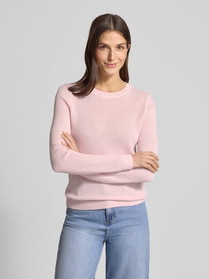 Frauenmodel trägt Strickpullover mit gerippten Abschlüssen Modell 'dalo' von Vila in Rosa, Slim Fit, reine Baumwolle, Nahaufnahme Oberkörper.