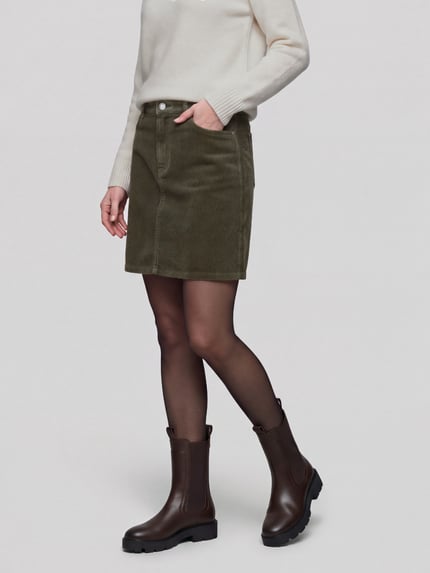Frauenmodel trägt Rock mit Cordstruktur von S.OLIVER CASUAL, olivgrün, Mini-Länge, unifarben, 5-Pocket, Nahaufnahme Oberkörper.