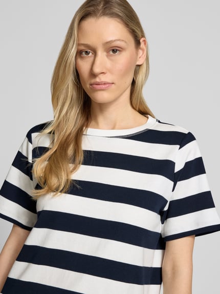 Modelka kobieca ma na sobie damski t-shirt Relaxed Fit T-Shirt aus reiner Baumwolle von Tom Tailor, efekt: jednolity kolor, krój relaxed fit, nadruk z motywem, okrągły dekolt, krótki rękaw, czysta bawełna, zbliżenie na górną część ciała