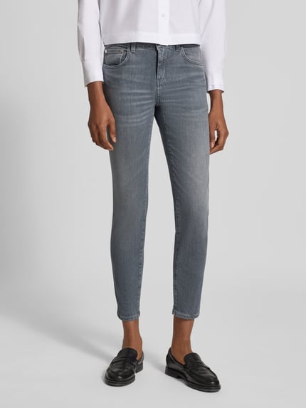 Kobiece modelka nosi Slim Fit Jeans aus Baumwoll-Mix Modell 'Baker' od Closed, mieszanka bawełny, krój slim fit, 5 kieszeni, skrócony krój, zapięcie na guzik i zamek błyskawiczny, Szerokość w rozmiarze 27/32: 37 cm, Długość wewnętrzna nogawki w rozmiarze 27/32: 71 cm, odcień szarego, gładka tekstura, Ganzkörperansicht z przodu.