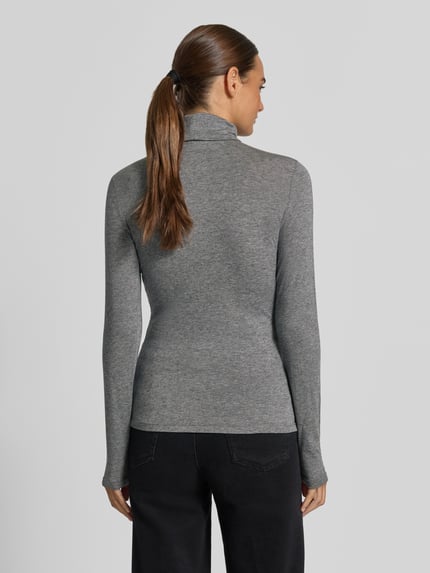 Vrouwenmodel draagt grijs Slim Fit Langarmshirt aus Lyocell-Mix van Jake*s Casual, fijne textuur, Ganzkörperansicht Rückansicht.
