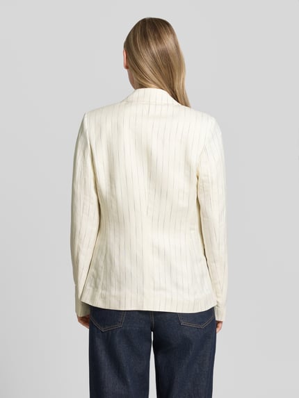 Frauenmodel trägt Slim Fit Blazer aus Leinen-Mix mit Streifenmuster von Christian Berg Woman Selection, Creme mit dünnen Streifen, Rückenlänge 65 cm, Brustweite 44 cm, Ärmellänge 67 cm, Reverskragen, Pattentaschen, Ganzkörperansicht Rückansicht.