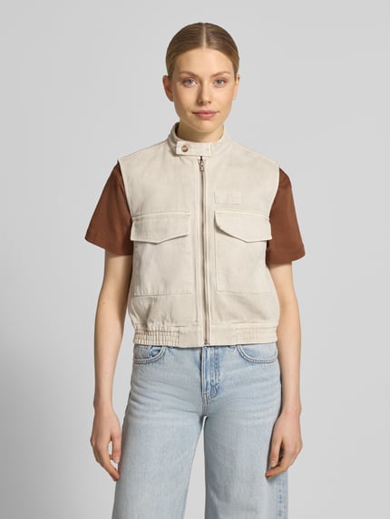 Frauenmodel trägt Weste mit Pattentaschen von Jake*s Casual, Woll-Mix mit Alpaka-Anteil, beige, Stehkragen, Regular Fit, Ganzkörperansicht von vorne.