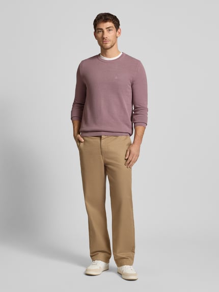 Männermodel trägt Regular Fit Strickpullover aus reiner Baumwolle von Marc O'Polo, Optik: Unifarben, Struktur-Strick, Logo-Stitching, Rundhals, langarm, Gerippt, Material: reine Baumwolle, Ganzkörperansicht von vorne.