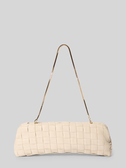 Produktfoto, Clutch mit echtem Kupfer Modell 'Selva' von Mango mit strukturierter beiger Oberfläche und goldenem Schulterriemen, rechteckige Form, Schnallenverschluss, 28x12x3 cm, Schulterriemen 49 cm.