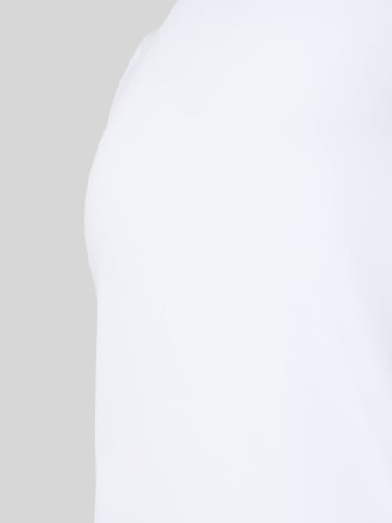Produktfoto, weißes Muscle Shirt mit Rundhalsausschnitt Modell 'Daily Comfort' von FALKE, glatte Textur, schlichter Hintergrund, Straight Fit