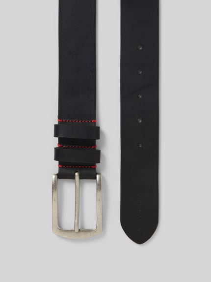 Produktfoto, Ledergürtel mit Dornschließe von Pierre Cardin in Schwarz, echtes Leder, klassische Form, Breite 126 cm, silberne Schließe, rote Naht