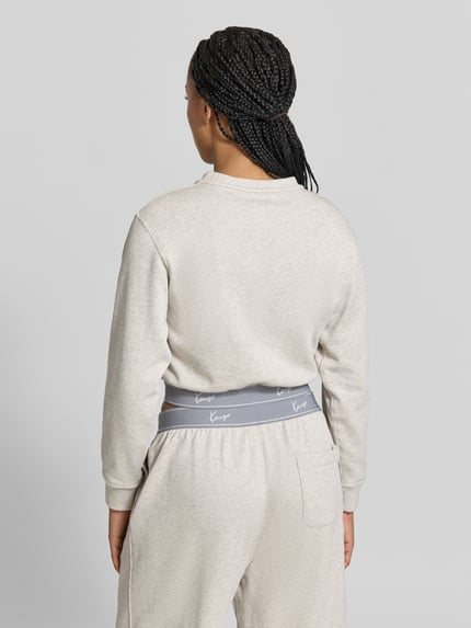 Vrouwenmodel draagt Cropped Sweatshirt met Logo-Stitching van Kenzo in lichtbeige, puur katoen, korte fit, ronde hals, elastische boordjes, ruglengte bij maat S 44 cm, Ganzkörperansicht Rückansicht.