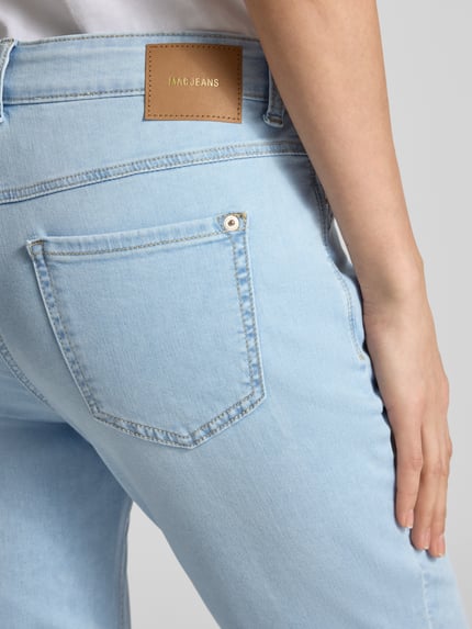 Frauenmodel trägt Cropped Jeans mit Eingrifftaschen Modell 'Dream' von MAC in hellem Blau, Baumwoll-Elasthan-Mix, Detailaufnahme Rückansicht, Bundweite 41 cm, Innenbeinlänge 70 cm bei Größe 36/27.