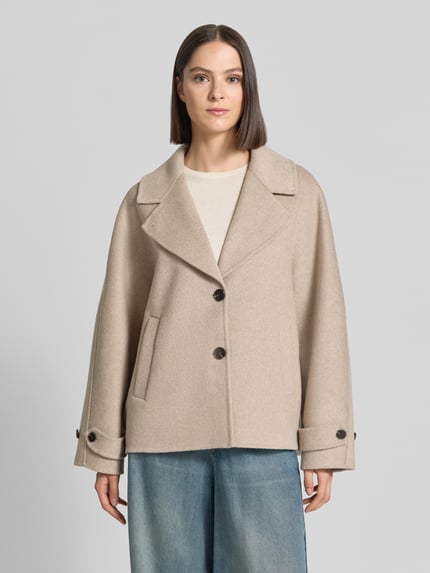 Frauenmodel trägt Loose Fit Blouson aus Woll-Mix Modell 'Helaia' von OPUS, beige Töne, große Knöpfe, Damen Bomberjacke, Ganzkörperansicht von vorne.