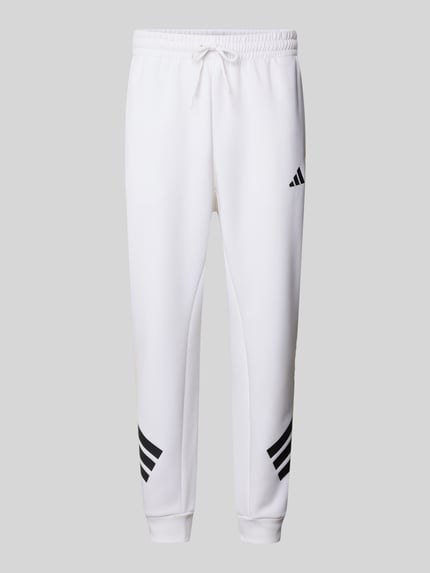 Produktfoto, Sweatpants mit Logo und elastischem Bund von adidas Sportswear, Herren, Material-Mix mit Baumwoll-Anteil, Regular-Fit, weiß, schwarze Logo-Details, elastischer Bund mit Tunnelzug, glatte Textur, Innenbeinlänge 71 cm bei Größe M