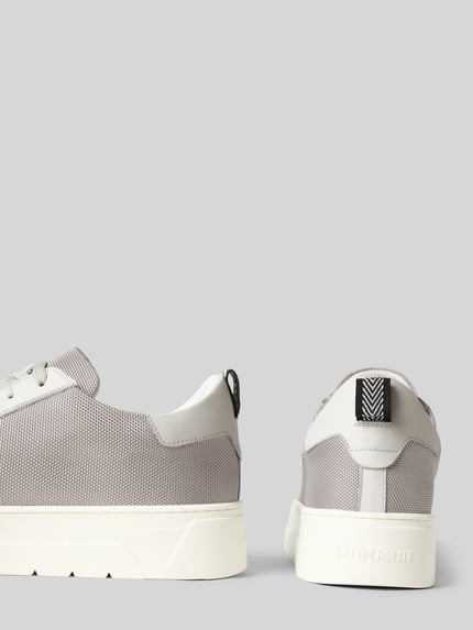 Produktfoto, Ledersneaker mit Label-Patch von Antony Morato in Grau und Weiß, echtes Leder, abgerundete Form, profilierte Sohle, Label-Patch
