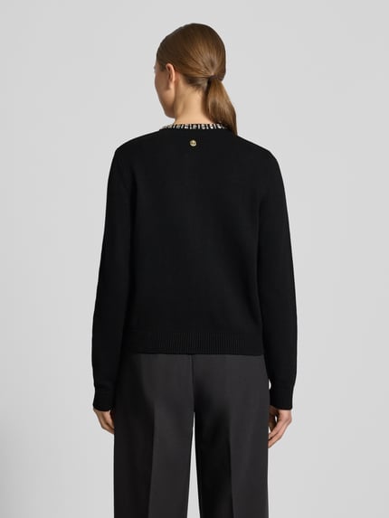 Vrouwenmodel draagt Regular Fit Cardigan met viscose-kasjmiermix Model 'Kosta' van JOOP!, materiaalmix, met siersteentjes, tricotlook, knoopsluiting, elastische boorden, ruglengte 56 cm, mouwlengte 66 cm, zwart, volledige lichaamsaanzicht achteraan