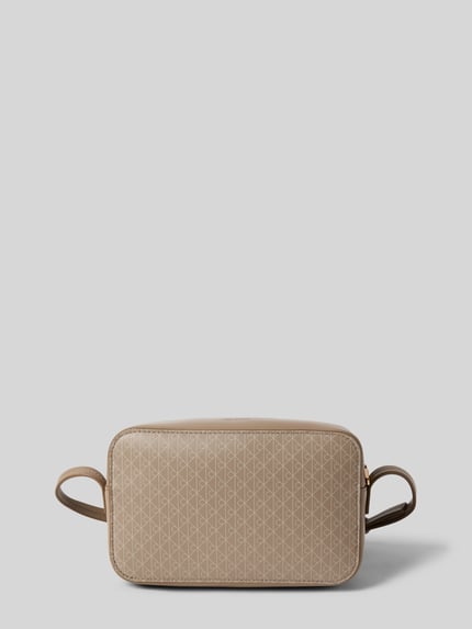 Produktfoto, Camera Bag mit Allover-Logo-Print von CK Calvin Klein in Beige, Logo-Detail, schmaler Trageriemen, Hauptfach mit Reißverschluss, Breite 22 cm, Länge 14 cm, Tiefe 6 cm, Schulterriemen 123 cm