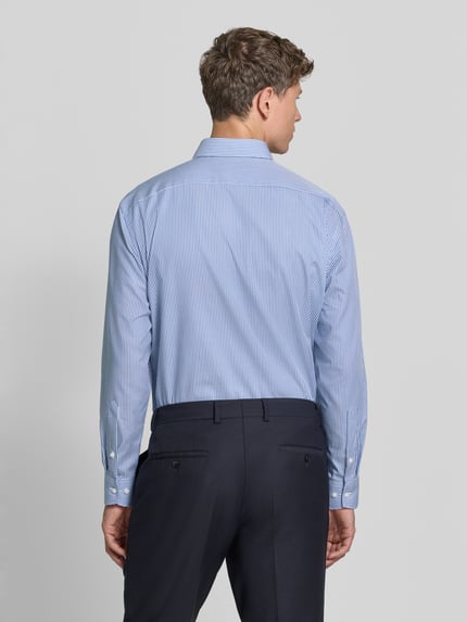 Männermodel trägt Comfort Fit Businesshemd mit Brusttasche von OLYMP, blau-weiß gestreifte Webware, Rückenansicht, Ganzkörperansicht Rückansicht.