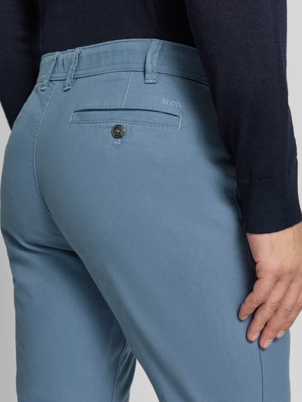 Männermodel trägt Stoffhose mit Gesäßtaschen von MCNEAL in Hellblau, Baumwoll-Mix mit Bio-Baumwoll-Anteil, Detailaufnahme Rückansicht.