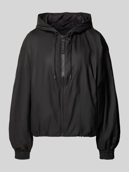 Produktfoto, czarna Jacke mit Kapuze Modell 'LOHJA' od RAINS o luźnym kroju, z tunelem, zamkiem, kieszeniami i elastycznymi mankietami
