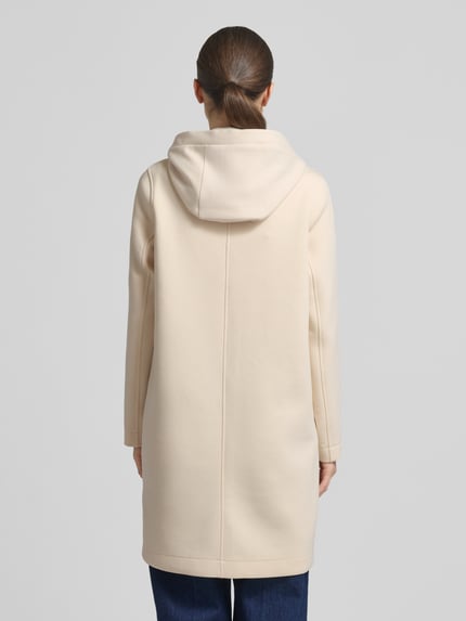 Frauenmodel trägt Regular Fit Kurzmantel mit Kapuze von s.Oliver RED LABEL, unifarben, glatte Struktur, Ganzkörperansicht Rückansicht.