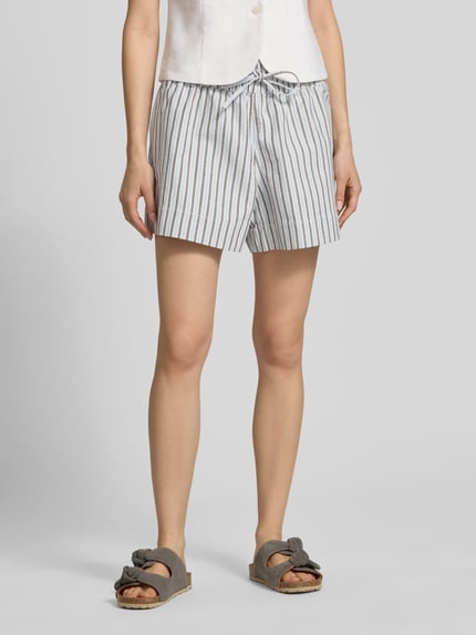 Frauenmodel trägt Wide Leg Jeansshorts aus Baumwoll-Mix Modell 'BILLO' von Pieces in Denim-Optik mit Streifen, seitliche Eingrifftaschen, elastischer Bundabschluss mit Tunnelzug, Gesäßtasche, Material Baumwoll-Mix, Ganzkörperansicht von vorne.