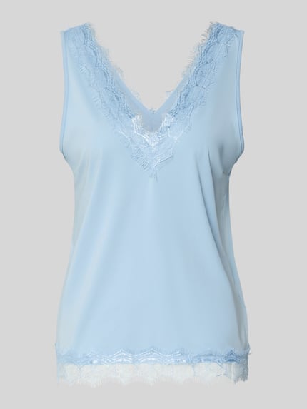 Produktfoto, Regular Fit Top mit Spitzenbesatz Modell 'Bicco' von FREE/QUENT in Hellblau, ärmellos, V-Ausschnitt, glatte Textur, Spitzendetails