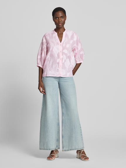 Frauenmodel trägt Regular Fit Bluse mit V-Ausschnitt und 3/4-Arm von Christian Berg Woman, reine Baumwolle im Allover-Look, Ganzkörperansicht von vorne.
