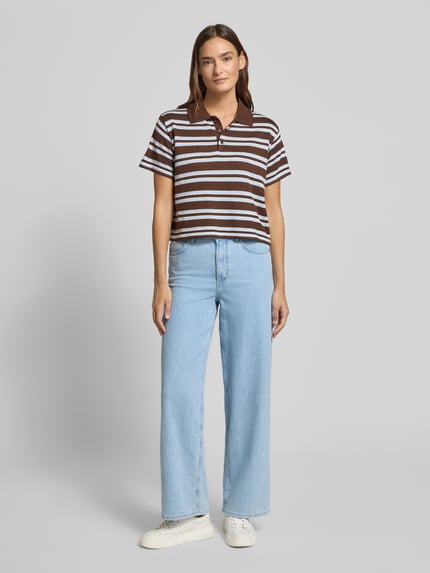 Frauenmodel trägt Wide Leg Hose aus Baumwoll-Mix Modell 'TOLVA LONG' von Marc O'Polo in hellblauem Denim mit 5-Pocket-Design, Ganzkörperansicht von vorne.