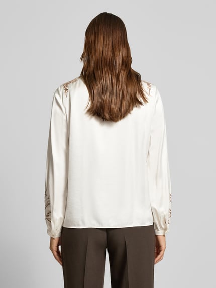 Männermodel trägt Bluse aus Viskose-Mix mit Schlüsselloch-Ausschnitt und Stitchings von Marc Cain, kremowy kolor, prosty krój, Ganzkörperansicht Rückansicht.