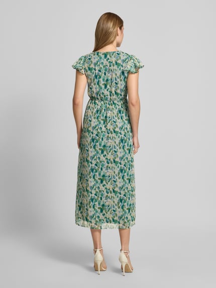 Frauenmodel trägt Midikleid im Allover-Look Modell 'EMMA' von Vila, grün gemustert, luftige Textur, A-Linie, Ganzkörperansicht Rückansicht, Damen Midikleid, V-Ausschnitt, Rückenlänge 126 cm, Brustweite 42 cm bei Größe 36.