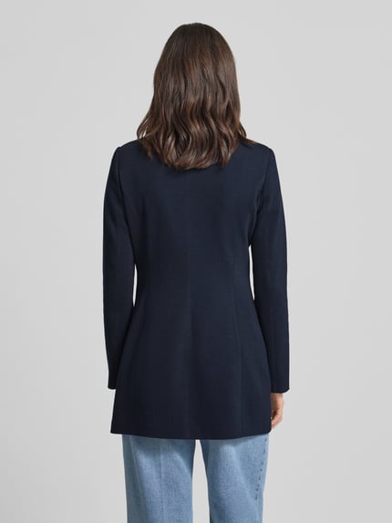 Frauenmodel trägt Blazer mit Stehkragen und Eingrifftaschen von WHITE LABEL aus dunkelblauem Baumwoll-Mix, taillierter Schnitt, Rückenlänge 80 cm, Brustweite 45 cm, Ärmellänge 64 cm, Ganzkörperansicht Rückansicht.