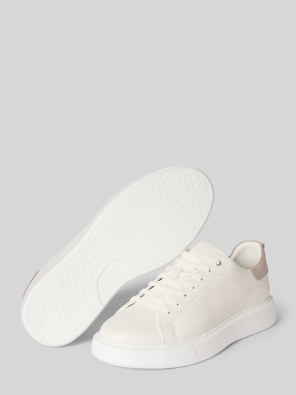 Produktfoto, Sneaker aus Leder Modell 'Sound' von DIGEL in gebroken wit met lichte beige accenten, afgeronde punt, vetersluiting, hakhoogte maat 44: 4 cm, schachthoogte maat 44: 8 cm, schachtbreedte maat 44: 7 cm, gladde structuur