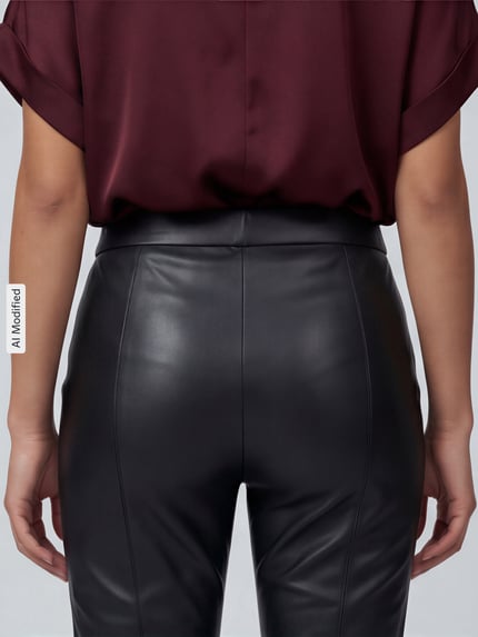 Vrouwenmodel draagt zwarte Wide Leg Kunstlederhose aus Viskose-Mix model 'MACY' van Raffaello Rossi, Dames lederhose, detailopname rugaanzicht