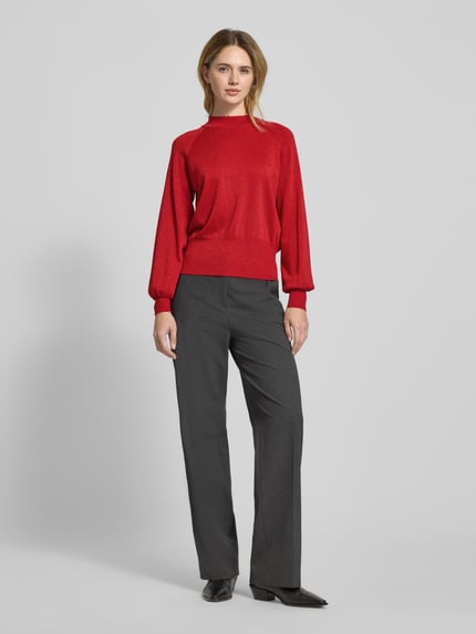 Vrouwenmodel draagt rode gebreide pullover uit viscosemix model 'MOBBE' van B.Young, regular fit, opstaande kraag, voorkant, volledige lichaamsweergave. Ruglengte maat S: 57 cm, mouwlengte: 74 cm.
