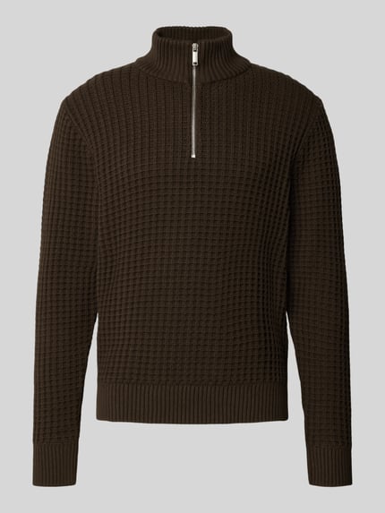 Productfoto, Regular Fit Troyer in Waffel-structuur model 'TOM' van SELECTED HOMME, donkerbruin katoen, geribde boorden, korte rits.