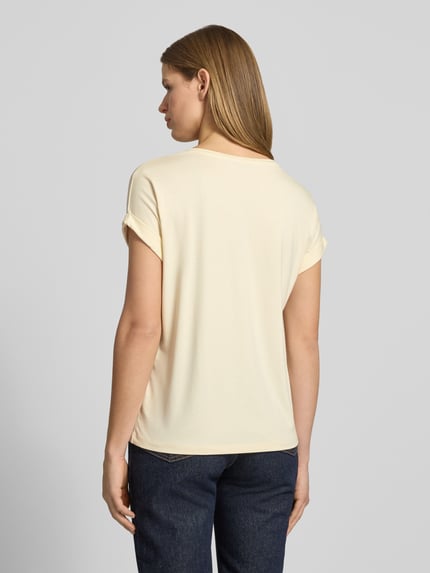 Vrouwenmodel draagt Regular Fit T-shirt uit viscosemix model 'MOSTER' van Only, look: effen, fijnrib, ronde hals, korte mouw, mouwboord, mix van viscose, geheel aanzicht achterkant.
