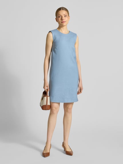 Vrouwenmodel draagt knielang 'Knielanges Kleid aus Leinen-Mix mit Rundhalsausschnitt' van Windsor in lichtblauw, straight fit, linnenmix met lyocell, ronde hals, rugrits, hele lichaam vooraanzicht