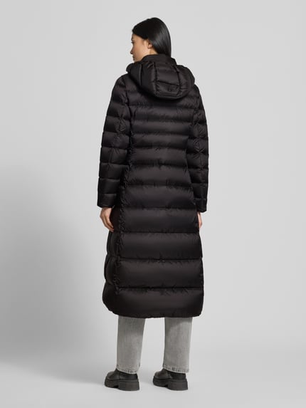 Männermodel trägt płaszcz puchowy z efektem pikowania, taliowany krój, detal z logo, kaptur ze stójką, model 'Anita' od Blauer USA, długość tyłu w rozmiarze S: 114 cm, szerokość ramion w rozmiarze S: 36 cm, szerokość klatki piersiowej w rozmiarze S: 49 cm, długość rękawów w rozmiarze S: 60 cm, widok całej sylwetki od tyłu.