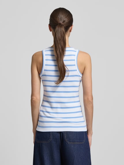 Vrouwenmodel draagt Slim Fit Top met Logo-Stitching model 'Telma' van JOOP! in wit met blauwe strepen, dames top, ruglengte bij maat 36: 60 cm, ronde hals, ganzekörperaanzicht rugaanzicht.