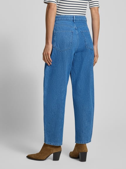 Frauenmodel trägt Barrel-Leg-Fit Jeans - curated by Tinvcb von SIC, blaue Denimfarbe, Barrel Fit, Bundweite 36 cm, Innenbeinlänge 70 cm, Ganzkörperansicht Rückansicht.