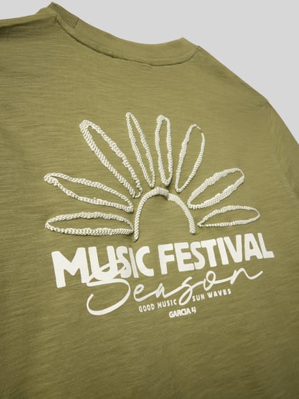 Produktfoto, Regular Fit T-Shirt mit Logo-Print von Garcia aus reiner Baumwolle in Olivgrün mit weißem Musik-Festival-Print und strukturierter Textur